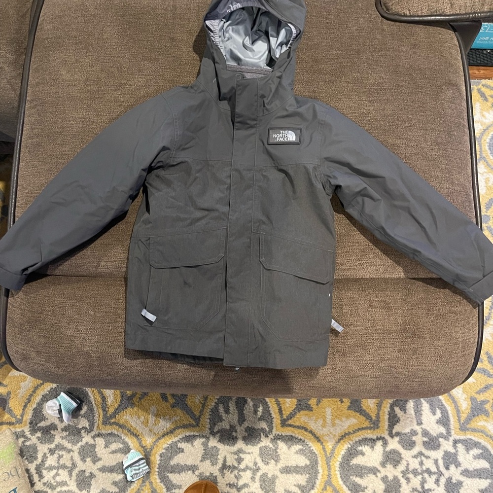 Like new Boys grey youth size small 7/8 North Face Winter/Fall jacket